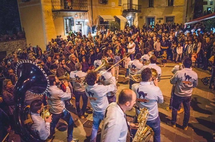 Animazione nella piazza del paese Festa del Bosco 2018 a Montone, Perugia, Umbria. La Locanda del Capitano Ristorante Boutique Hotel