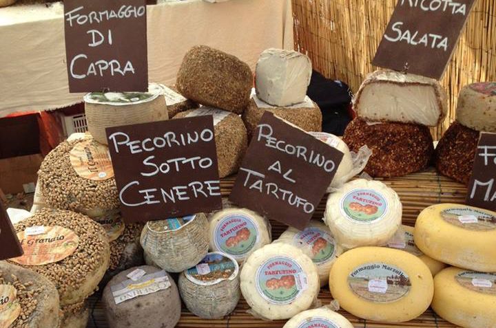 Pecorino formaggi tipici Festa del Bosco 2018 a Montone, Perugia, Umbria. Ristorante La Locanda del Capitano Boutique Hotel