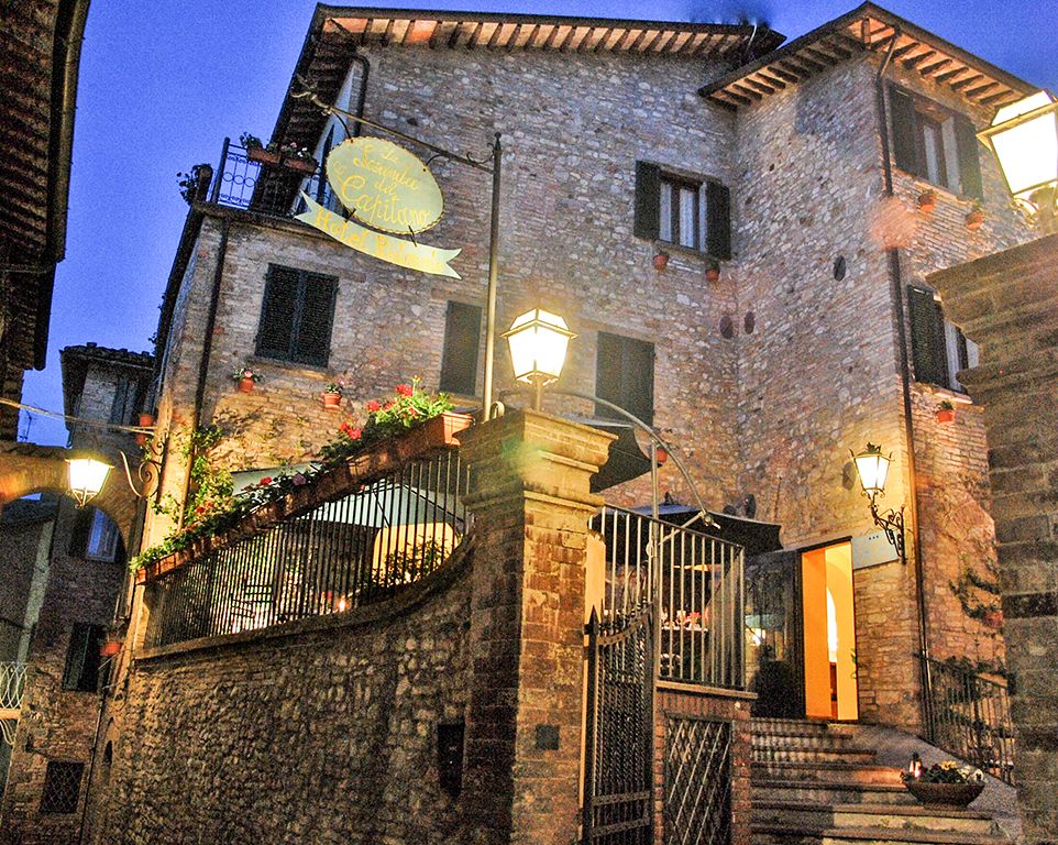 La Locanda del Capitano, un piccolo hotel con annesso ristorante gourmet, compie 20 anni. Montone, Umbria