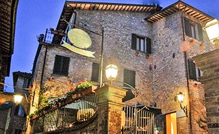 La Locanda del Capitano, il piccolo hotel con ristorante gourmet a Montone (Perugia), festeggia 20 anni