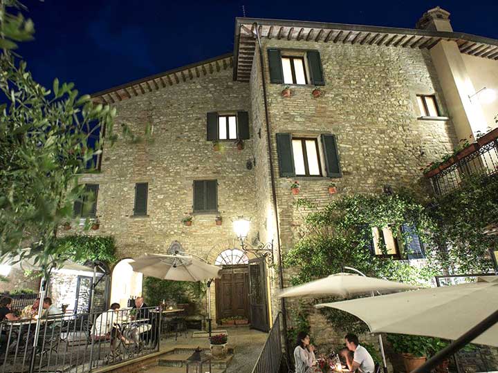 Albergo a Montone con 2 ristoranti Tipico & Locanda del capitano di Paolo Mobidoni e Giancarlo Polito