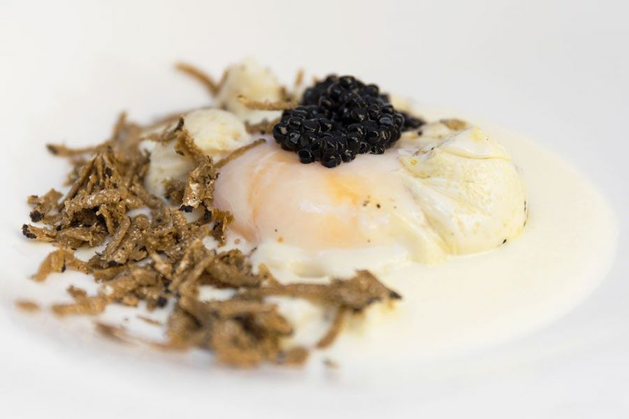 Uovo pochè con tartufo nero e caviale. Chef Giancarlo Polito ristorante La Locanda del Capitano Montone, Perugia