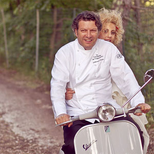 Wedding in Umbria Vespa Club. Lo Chef Giancarlo Polito in Vespa con la sposa. La Locanda del Capitano Montone, Perugia, Umbria
