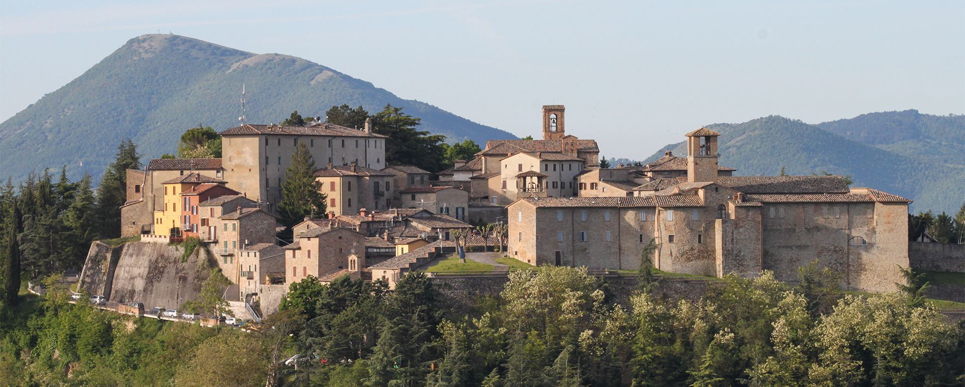 Umbria holidays. Montone medieval-small-village La Locanda del Capitano hotel restaurant